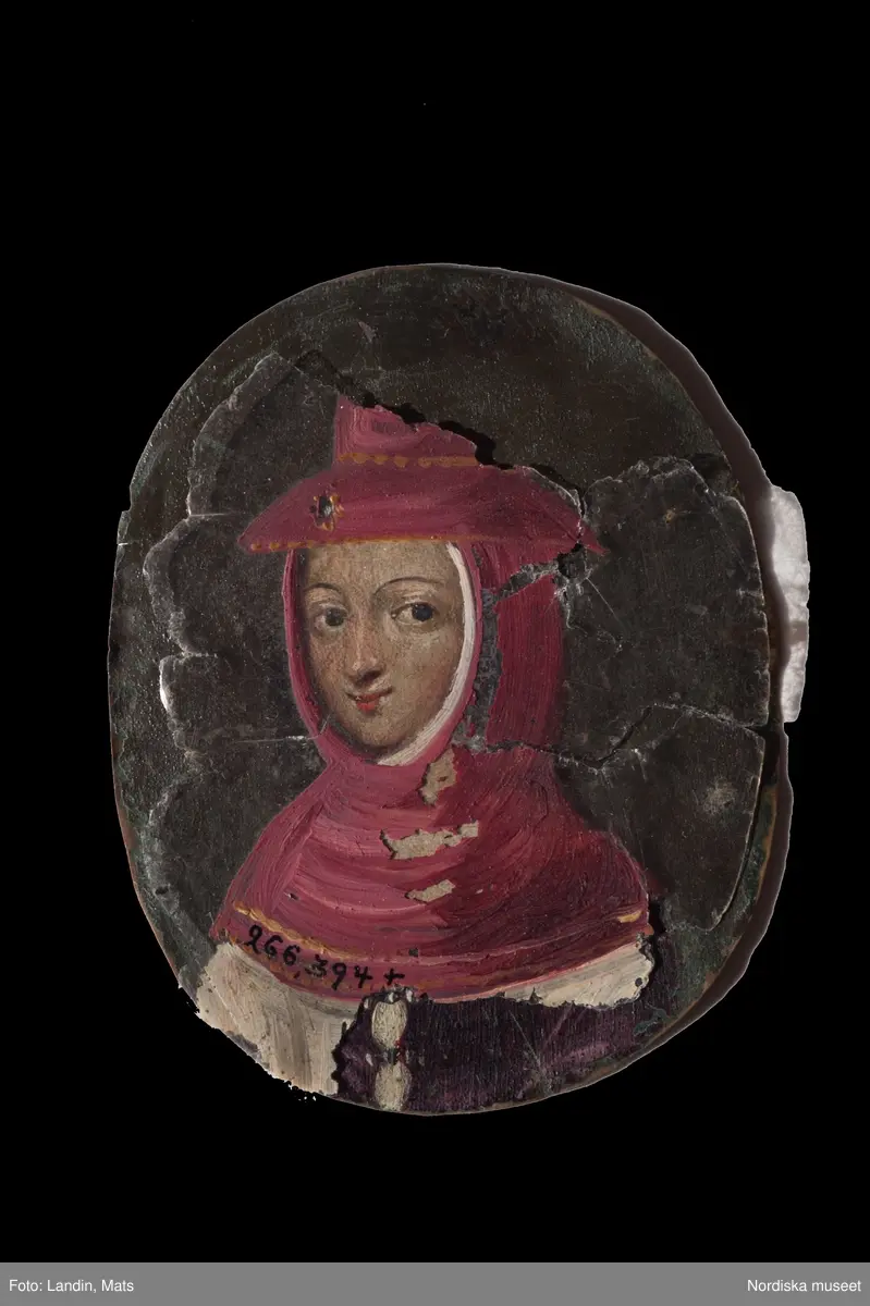 Miniatyrportätt från 1640-talet, påklädningsdocka, föreställande drottning Kristina. Till porträttet hör 13 glimmerskivor med påmålade dräktdelar, när de placeras ovanpå porträttet byter flickan kläder.
Nordiska museets föremål inv.nr 266394