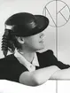 Kvinnlig modell i hatt från Stella Fraenkel. Svart panamalack garnerad med grosgrain-band. Nordiska Kompaniet, Stockholm.