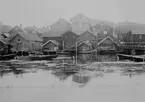 Vy över Norra hamnen på Gullholmens fiskeläge, Gullholmens sn, Bohuslän. Sjöbodar, stugor i tät bebyggelse. Båtar ligger förtöjda vid bryggor. 3:e pris i STF:s fotopristävling 1899.