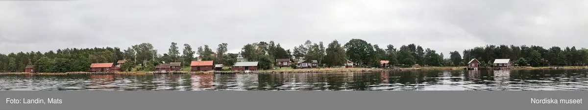 Runnö. Småland. Fiskeredskap. Tinor. Båtar. Fritidshus. Väderkvarn.  2010