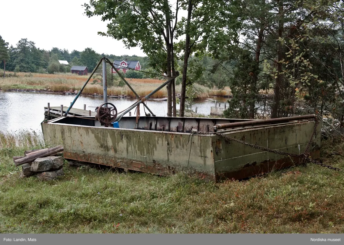 Runnö. Småland. Fiskeredskap. Tinor. Båtar. Fritidshus. Väderkvarn.  2010