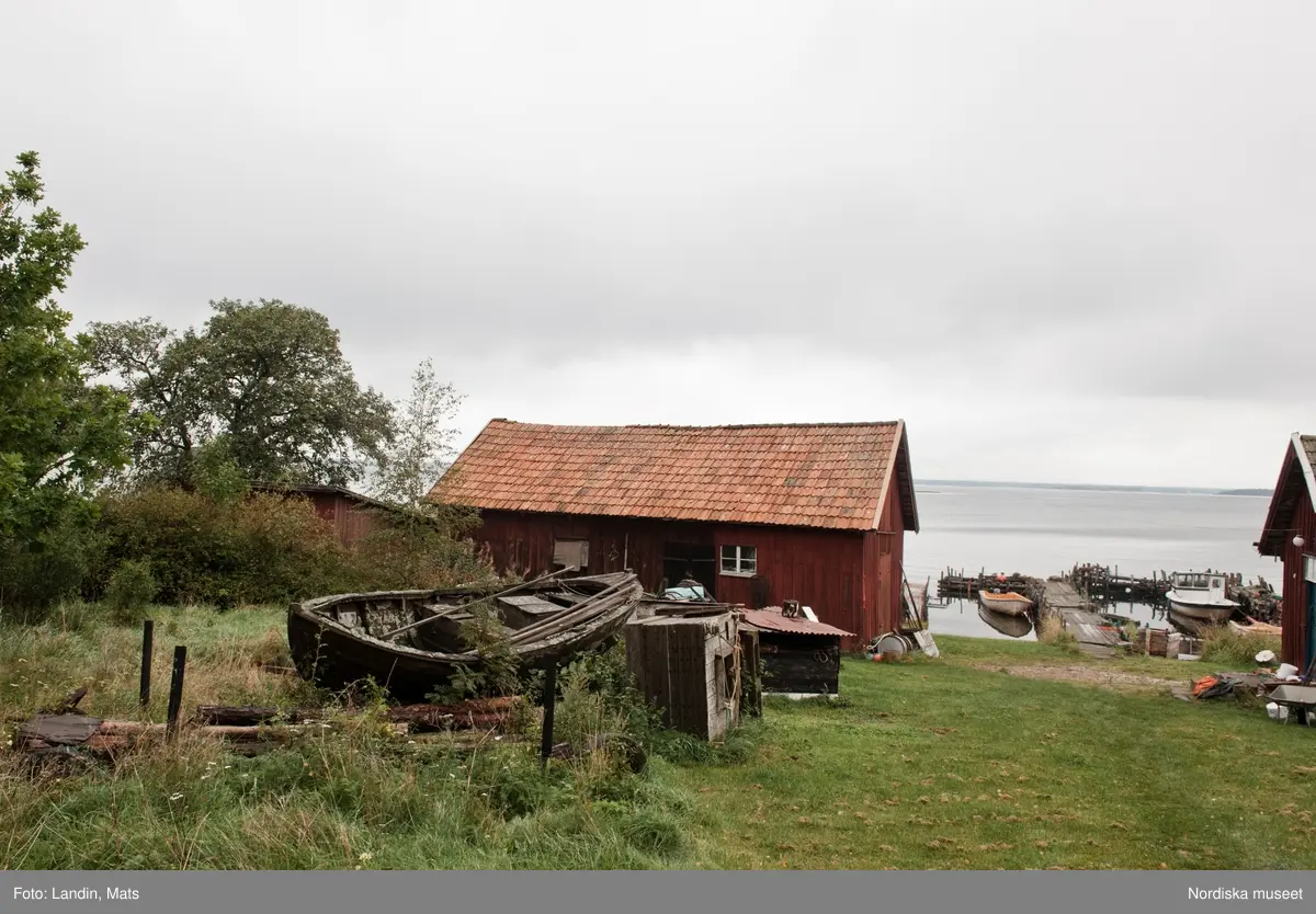 Runnö. Småland. Fiskeredskap. Tinor. Båtar. Fritidshus. Väderkvarn.  2010