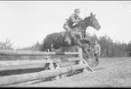 Fälttävlans terrängritt vid södra fältet vid Skövde fältrittklubbs offentliga tävlingar 1936.