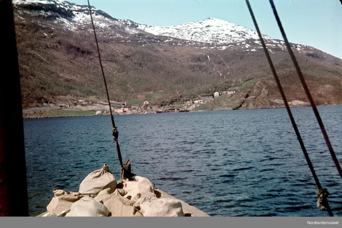 Utsyn mot Kalvik fra en forsyningskutter.