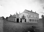 F T H Nordbergs bokhandel i korsningen Kontinentgatan-Östergatan, kv Österbro. Nordberg var den första bokhandlaren i huset. 1906 överlät han verksamheten på bokhandlare B G Lundgren. Bild från slutet av 1800-talet. Östergatan-Algatan är ännu belagd med kullersten och Kontinentgatan är en enkel grusväg.