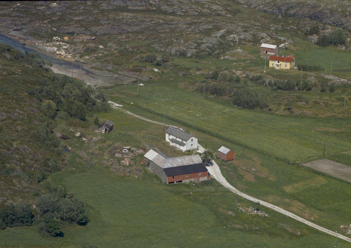 Eiendommer ved Faksvåg