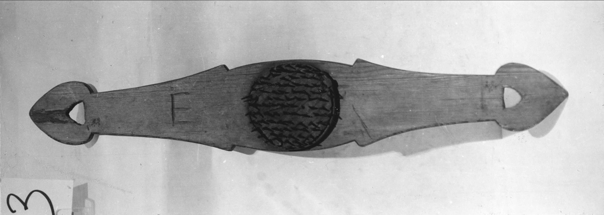 Linhäckla, på framsidan inskuret: E, på baksidan inskuret: 1790.


 
