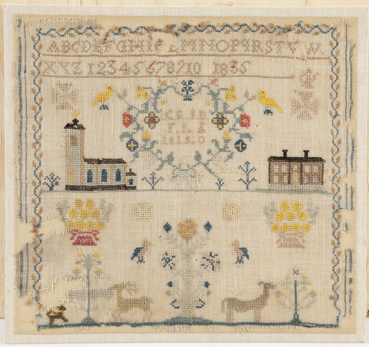 Den broderade kyrkan föreställer Åkerby kyrka i Åkerby socken, Uppland. Bostadshuset föreställer tillverkarens barndomshem i Åkerby socken.
