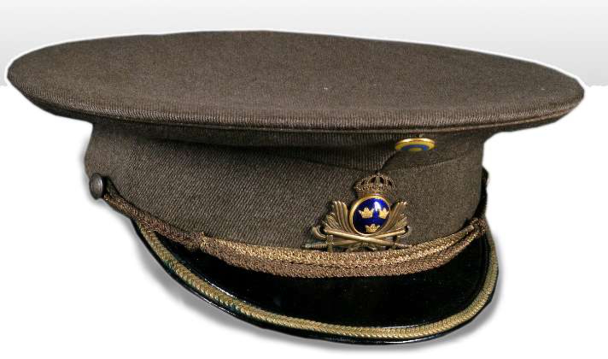 Uniform av diagonalvävt ylletyg. Guldgaloner och gradbeteckningar av gulmetall. Knappar av gulmetall med riksäpple. Fodrad med grått konstsiden. Skärp av brunt läder med axelrem. Skärp av metalltråd i guld och blått, läderfodrat, mässingsspänne. Uniformsmössa av grått kypertvävt ylle. Svart läderskärm, guldsnodd. Mässingsknapp och emaljkokard. Text: Arméns centrala beklädnadsverkstad. Skärmmössa med skärm av tyget. Båtmössa.