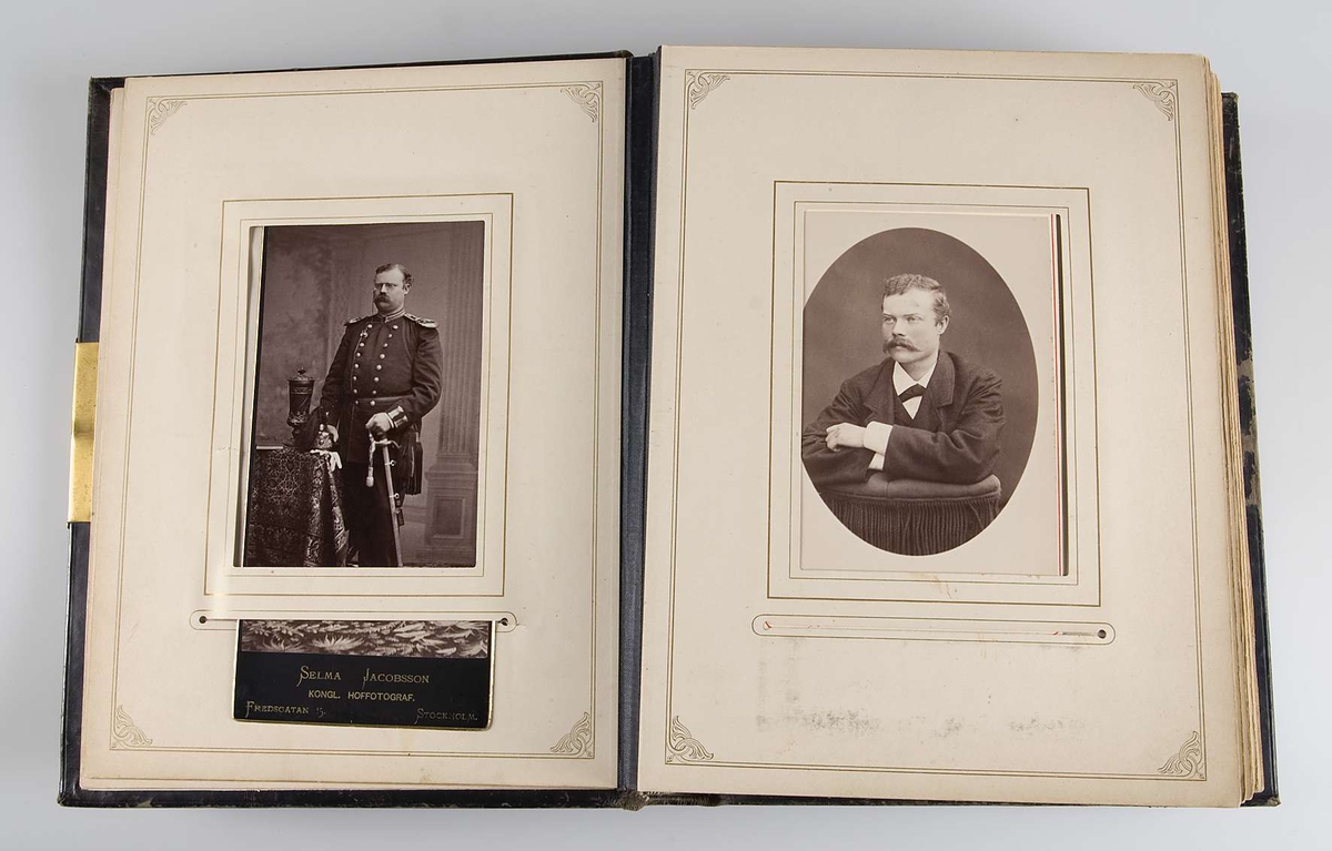 Fotoalbum med pärmar av svart läder och dekor i relief och guldtryck. På framsidans pärm finns en mittspegel av glas på vilket ett landskapsmotiv i månsken är målat. På baksidans pärm finns fyra nitar av metall.