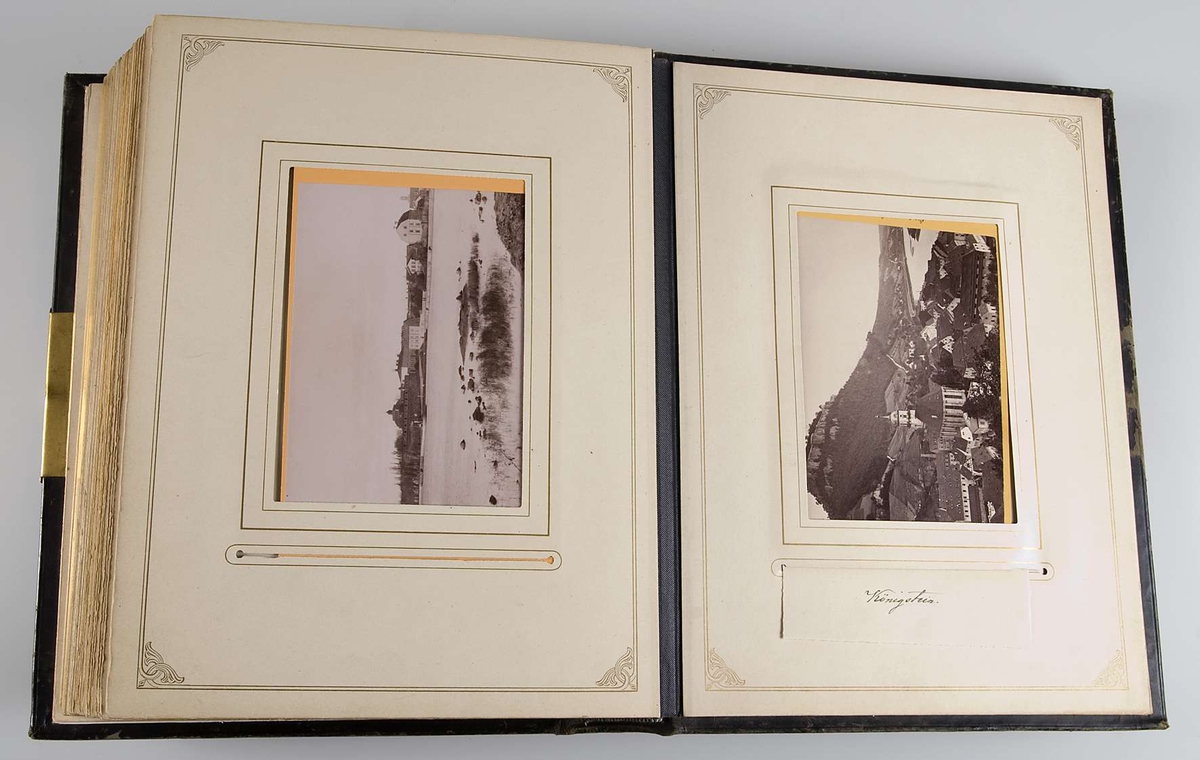 Fotoalbum med pärmar av svart läder och dekor i relief och guldtryck. På framsidans pärm finns en mittspegel av glas på vilket ett landskapsmotiv i månsken är målat. På baksidans pärm finns fyra nitar av metall.