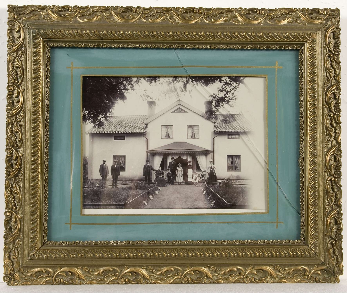 Tibble gård, Litslena socken, Uppland omkring sekelskiftet 1900. Från höger Ingegerd Pettersson, Karin Pettersson, modern Josefina Pettersson, givarinnans mor Otilia Pettersson, fadern, sonen Fridolf. Till vänster står två tjänstefolk, vilka ej fick stå bredvid familjen.