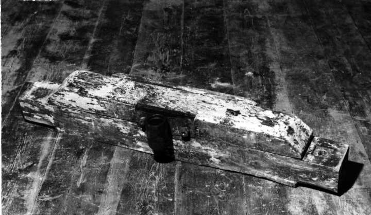 Löpare av granit, diam 50 cm, tjock 20 cm på järnaxel. Längd 100 cm.
Järnaxel med kugghjul av järn, längd 192 cm, diam 63 cm.
Lagerbox av sten, höjd 40 cm.
Träbjälke längd 47 cm, höjd 27 cm.
