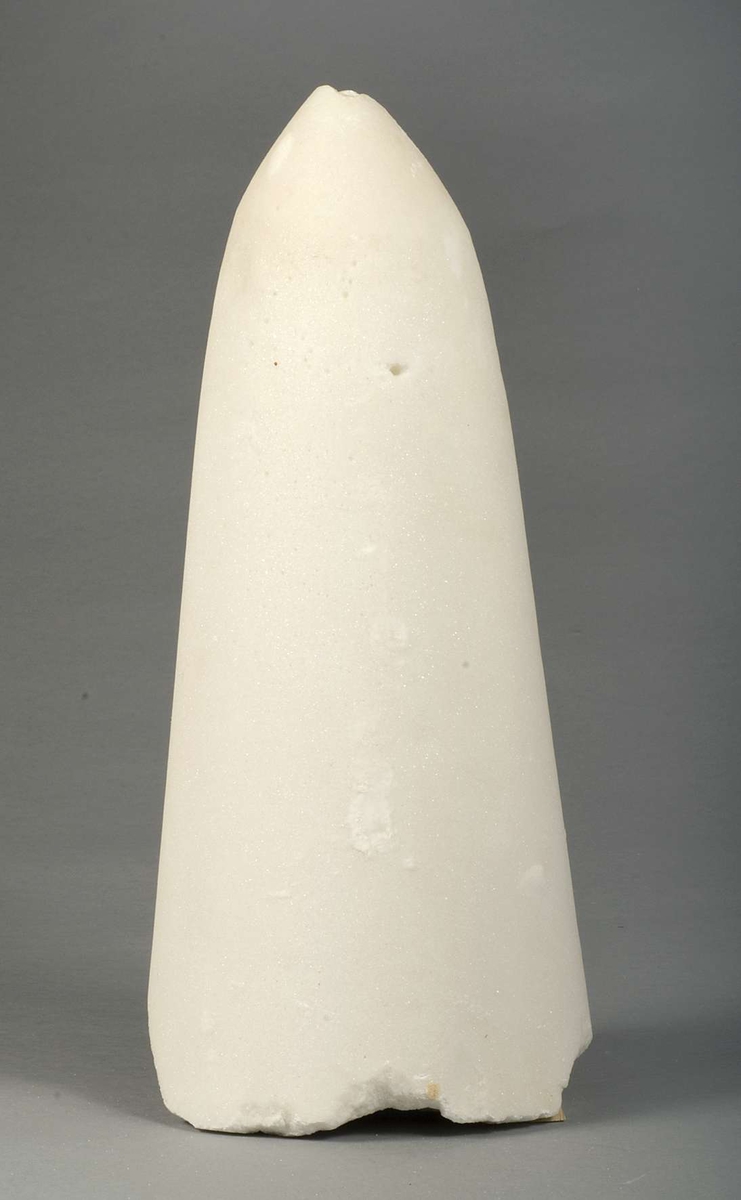 Sockertopp i påse av oblekt papper med blått tryck: "EKLUNDS OST - affär. Inneh. ARNE EKLUND. Etabl. 1890. Smör, Ost, Ägg, Lax, Konserver, Delikatesser, Specialité: OSÖTAT BRÖD. Saluhallen Tel: 304 97 UPPSALA". 4 skivor av socker i olika storlekar, de största 13,5 - 14 cm i diameter, de mindre 10,5 resp 9 cm i diameter, samtliga 1,5 tjocka. 