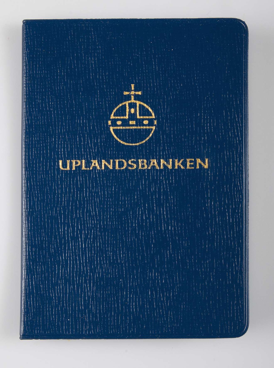 Blå bankbok av plast, en läderimitation. Uplandsbankens logotype på framsidan.