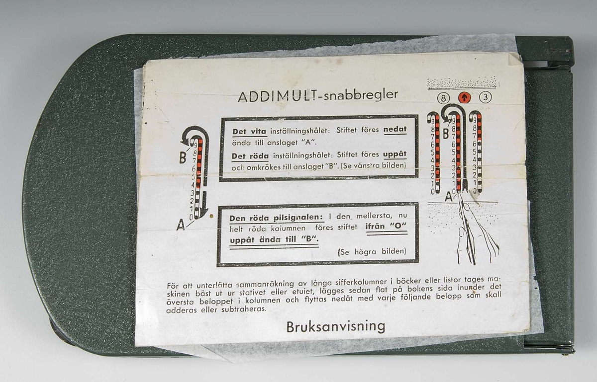 Räkneapparat i fyra delar; 1. etui av brännlackerad metall, grön färg. I etuiet förvaras själva räkneapparaten. På ovansidan nedsänkt text: ADDIMULT. På insidan dels en rosafärgad etikett med maskinskriven text: "Carl Deijenberg, Partille" samt stämpel med samma text som på etiketten. Två "fötter" av svart gummi på undersidan. 2. Räkneapparat, ADDIMULT SUMMATOR, i metall med 9 rader  numrerade hål på båda sidor. Den ena sidan används för subraktion, den andra för addition. 3. Räknestift, format som en penna, i metall och röd plast. 4. Tryckt bruksanvisning i papper med beskrivning av hur räkneapparaten används. Bruksanvisningen är stämplad: "Carl Deijenberg, Partille".