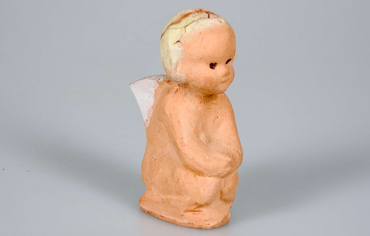 Tjugo lergodsfigurer till julkrubba. De flesta figurerna är märkta B-4252.
I gruppen ingår Maria med Jesusbarnet, Josef, tre vise män, herdar, människor med gåvor, änglar, får, en elefant och en kamel. Elefanten är till skillnad från de andra figurerna obränd. De flesta figurerna är målade. Maria med Jesusbarnet är målad i blått, rosa-lila och guld. De tre vise männen är målade i bland annat guld, grönt, blått och gult. Övriga figurer har en mer sober färgskala.
Figurerna har varierande mått. Den längste av de tre vise männen är 20,5 cm hög. De små änglarna är bara 8,5 cm höga.