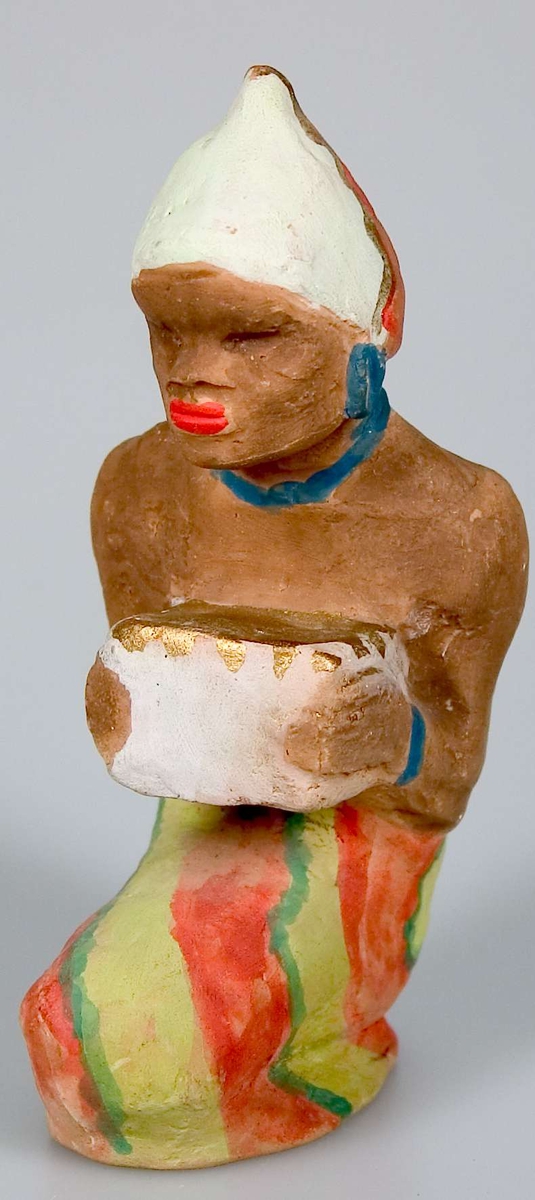 Tjugo lergodsfigurer till julkrubba. De flesta figurerna är märkta B-4252.
I gruppen ingår Maria med Jesusbarnet, Josef, tre vise män, herdar, människor med gåvor, änglar, får, en elefant och en kamel. Elefanten är till skillnad från de andra figurerna obränd. De flesta figurerna är målade. Maria med Jesusbarnet är målad i blått, rosa-lila och guld. De tre vise männen är målade i bland annat guld, grönt, blått och gult. Övriga figurer har en mer sober färgskala.
Figurerna har varierande mått. Den längste av de tre vise männen är 20,5 cm hög. De små änglarna är bara 8,5 cm höga.