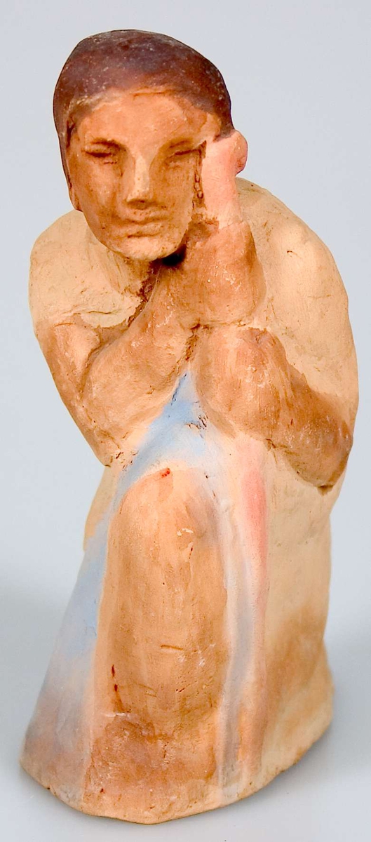 Tjugo lergodsfigurer till julkrubba. De flesta figurerna är märkta B-4252.
I gruppen ingår Maria med Jesusbarnet, Josef, tre vise män, herdar, människor med gåvor, änglar, får, en elefant och en kamel. Elefanten är till skillnad från de andra figurerna obränd. De flesta figurerna är målade. Maria med Jesusbarnet är målad i blått, rosa-lila och guld. De tre vise männen är målade i bland annat guld, grönt, blått och gult. Övriga figurer har en mer sober färgskala.
Figurerna har varierande mått. Den längste av de tre vise männen är 20,5 cm hög. De små änglarna är bara 8,5 cm höga.
