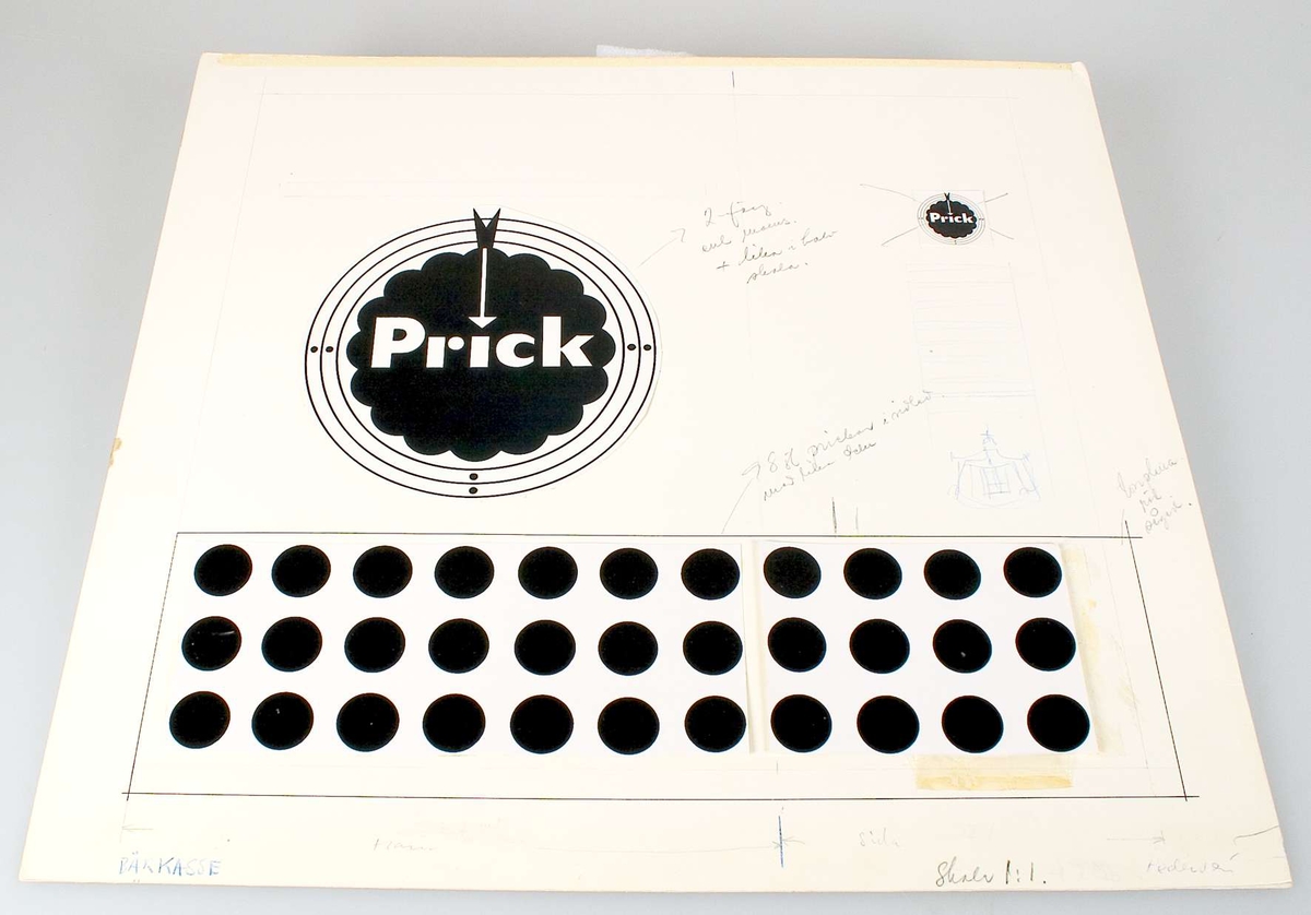 Sex klichéer av metall, olika storlekar och former. Alla klichéerna har förvarats i samma paket, inslaget i brunt omslagspapper på vilken en etikett med texten: Aktiebolaget Herman Stenberg, Textilvägen 7, Stockholm, var fäst. Klichéerna var monterade med tejp på bruna pappskivor med handskriven text: Pricks Bärkassar. Klichéerna togs loss från pappen i sambandmed katalogiseringen. I samma paket fanns skisser och förlagor till en papperskasse samt ett exemplar av den färdiga kassen.