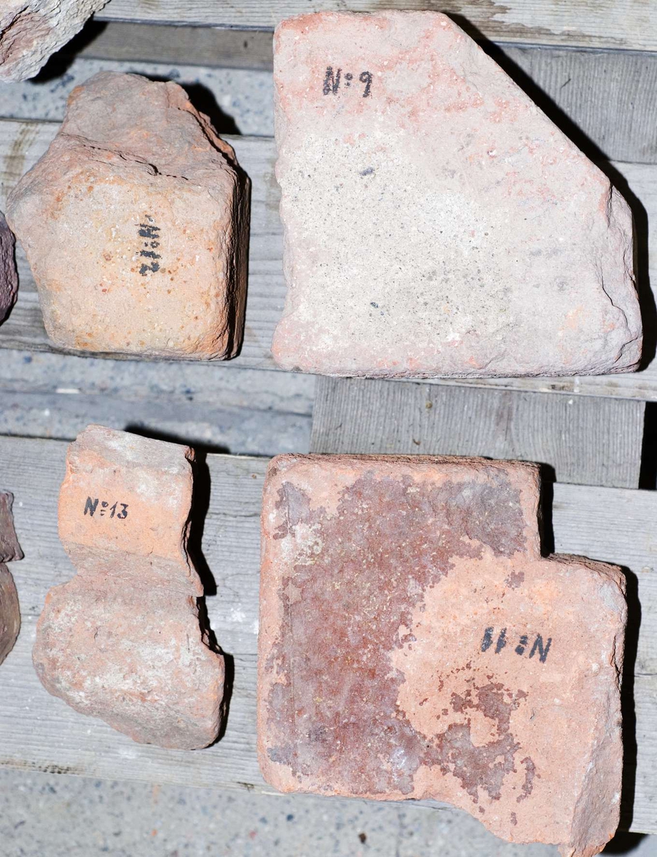16 formtegel och fyra tegel av rödbrännande lergods. Märkta: Nr 5  - 15.  