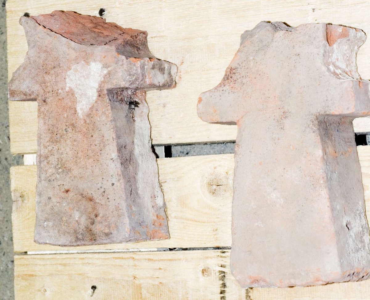 Fem hela formtegel och sex större fragment, rödbrännande lergods.