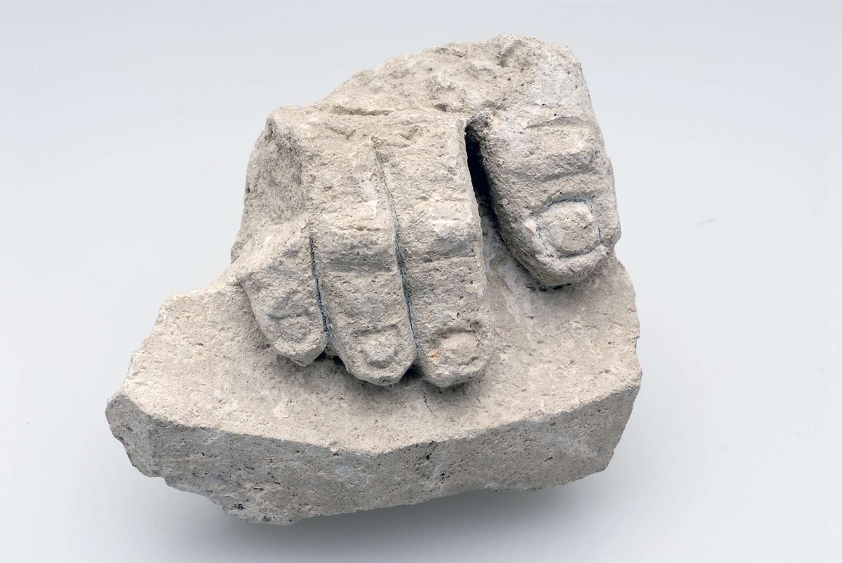 - 11 vitgrå stuckaturfragment föreställande änglar, frukter, dekorationslister, lejontassar och människor. 
- Tre större grönglaserade kakelfragment från kakelugn . Kakelplattorna är dekorerade med en kvinnofigur, en putti med dödskalle och kungafigur. 
- Ett oglaserat kakelfragment föreställande en hönsfågel av något slag, sannolikt en fasan. 