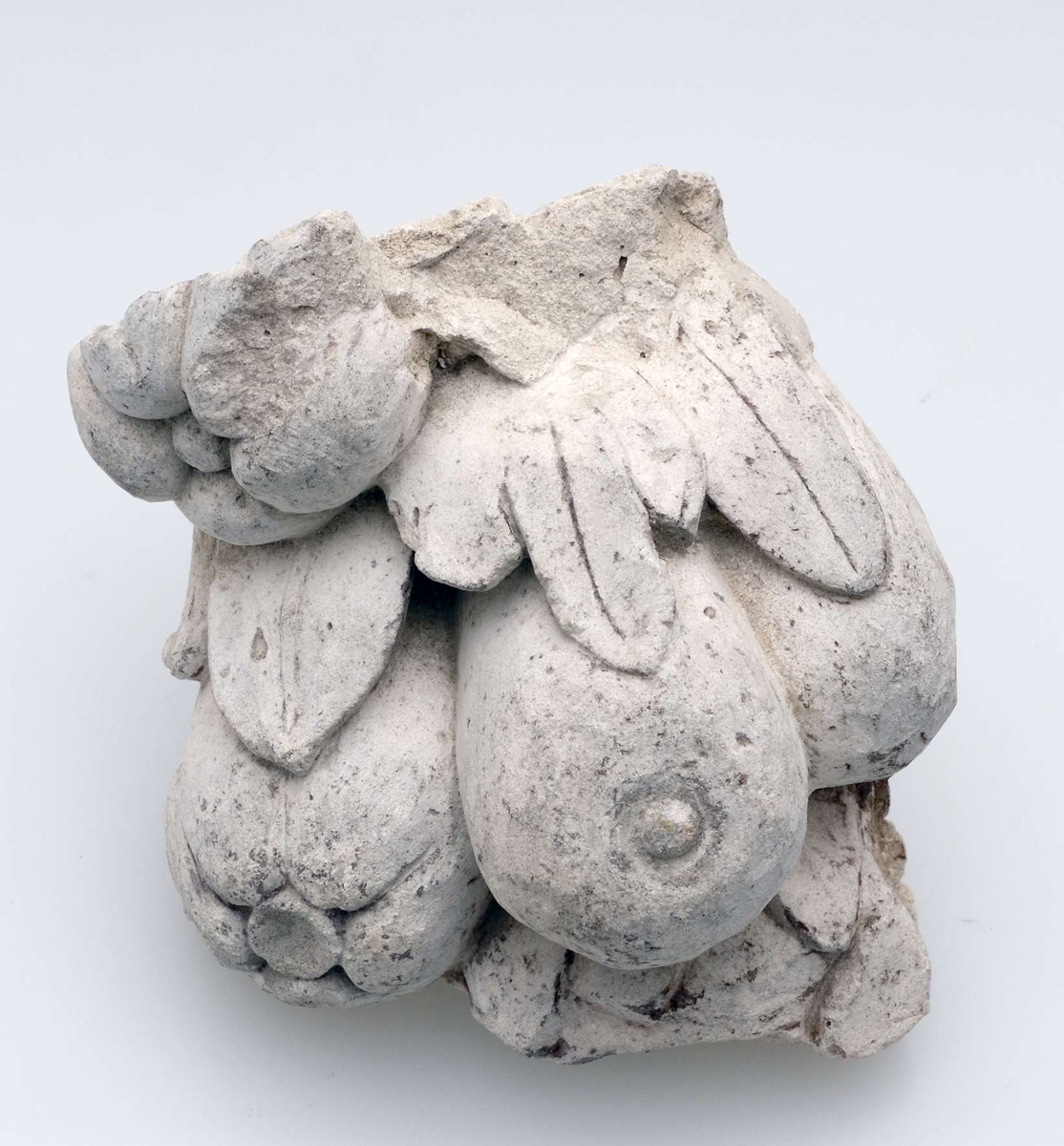 - 11 vitgrå stuckaturfragment föreställande änglar, frukter, dekorationslister, lejontassar och människor. 
- Tre större grönglaserade kakelfragment från kakelugn . Kakelplattorna är dekorerade med en kvinnofigur, en putti med dödskalle och kungafigur. 
- Ett oglaserat kakelfragment föreställande en hönsfågel av något slag, sannolikt en fasan. 