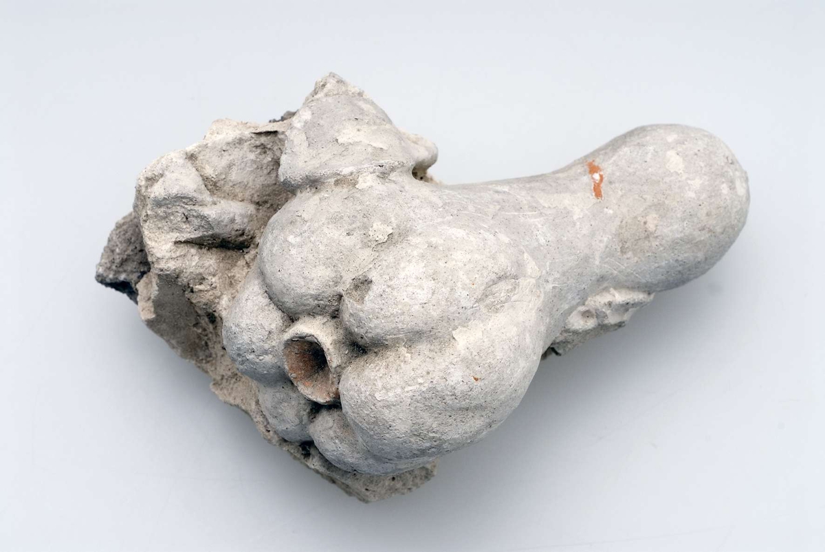 - 11 vitgrå stuckaturfragment föreställande änglar, frukter, dekorationslister, lejontassar och människor. 
- Tre större grönglaserade kakelfragment från kakelugn . Kakelplattorna är dekorerade med en kvinnofigur, en putti med dödskalle och kungafigur. 
- Ett oglaserat kakelfragment föreställande en hönsfågel av något slag, sannolikt en fasan. 