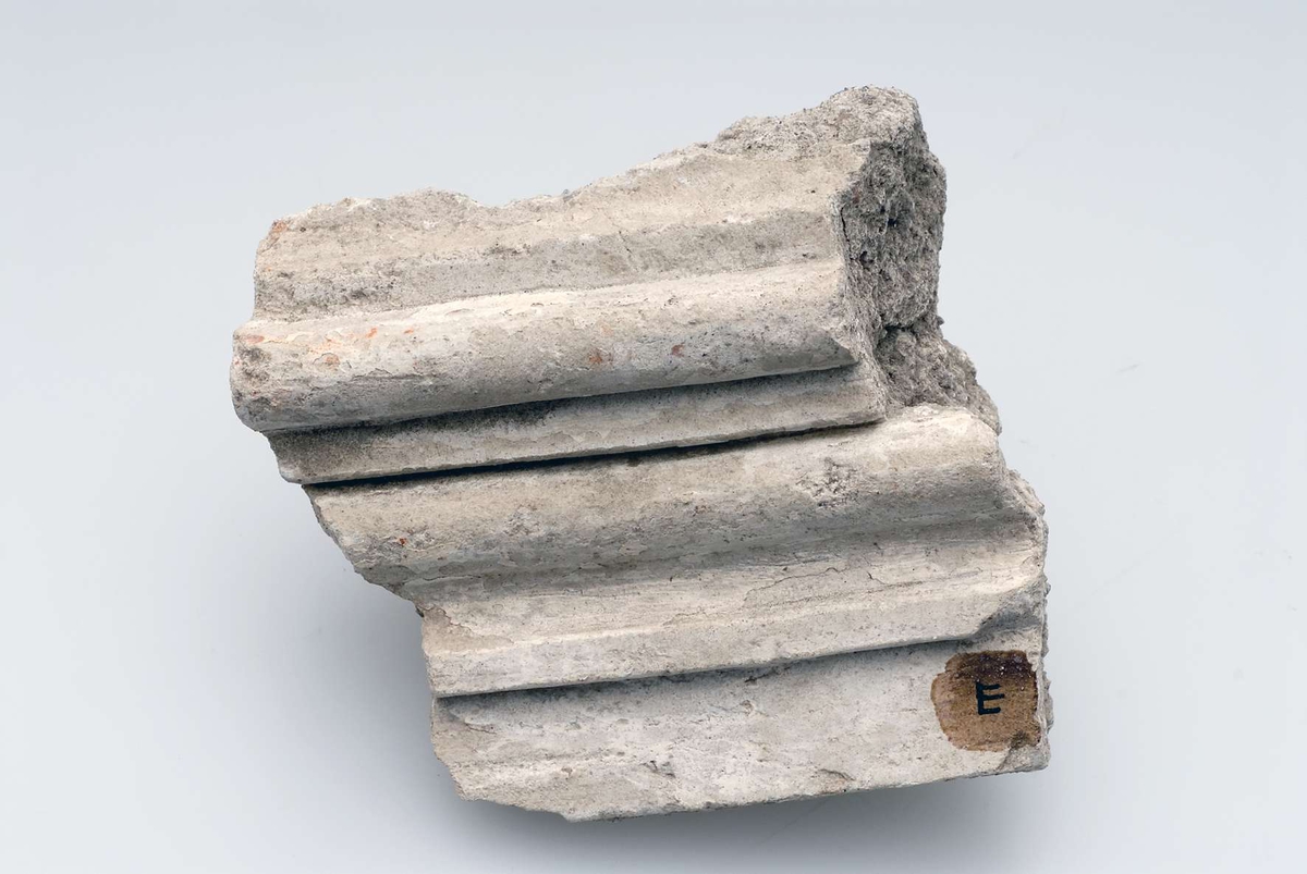 - 11 vitgrå stuckaturfragment föreställande änglar, frukter, dekorationslister, lejontassar och människor. 
- Tre större grönglaserade kakelfragment från kakelugn . Kakelplattorna är dekorerade med en kvinnofigur, en putti med dödskalle och kungafigur. 
- Ett oglaserat kakelfragment föreställande en hönsfågel av något slag, sannolikt en fasan. 