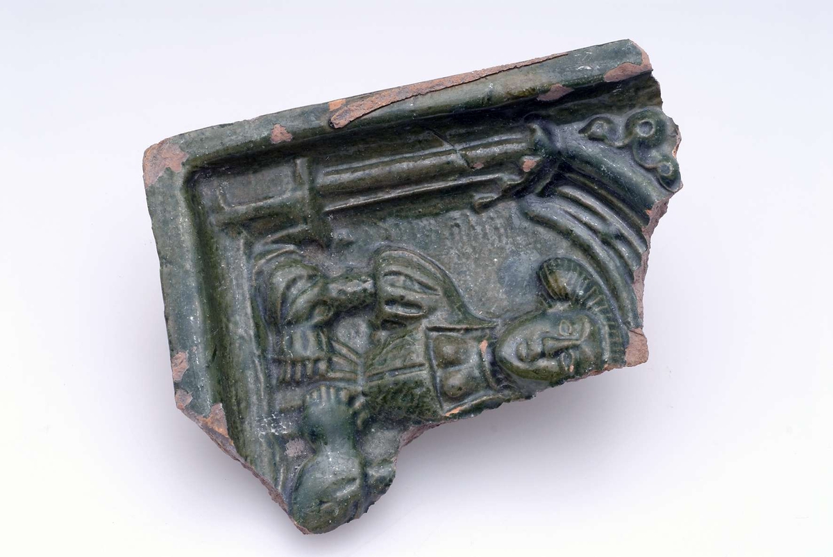 - 11 vitgrå stuckaturfragment föreställande änglar, frukter, dekorationslister, lejontassar och människor. 
- Tre större grönglaserade kakelfragment från kakelugn . Kakelplattorna är dekorerade med en kvinnofigur, en putti med dödskalle och kungafigur. 
- Ett oglaserat kakelfragment föreställande en hönsfågel av något slag, sannolikt en fasan. 