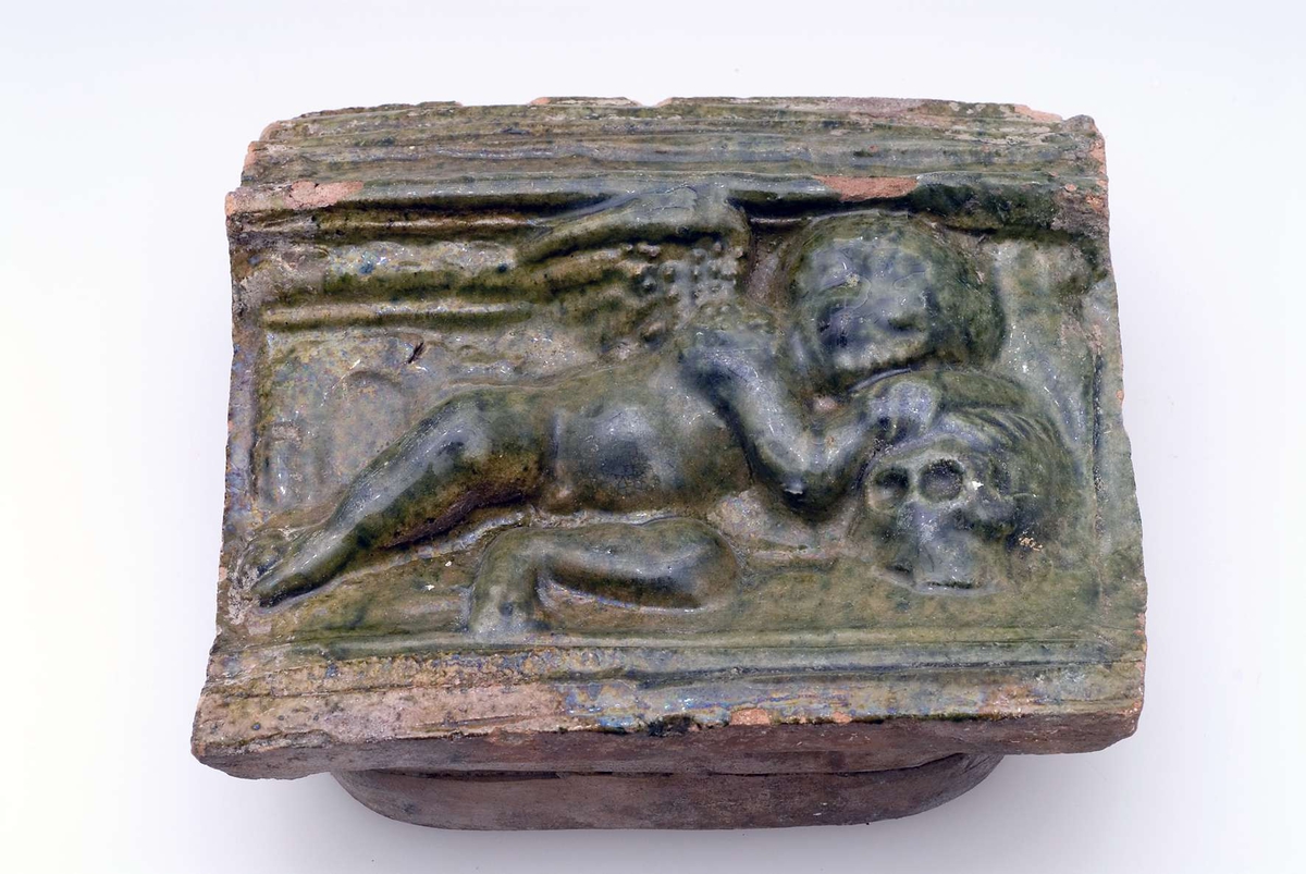 - 11 vitgrå stuckaturfragment föreställande änglar, frukter, dekorationslister, lejontassar och människor. 
- Tre större grönglaserade kakelfragment från kakelugn . Kakelplattorna är dekorerade med en kvinnofigur, en putti med dödskalle och kungafigur. 
- Ett oglaserat kakelfragment föreställande en hönsfågel av något slag, sannolikt en fasan. 