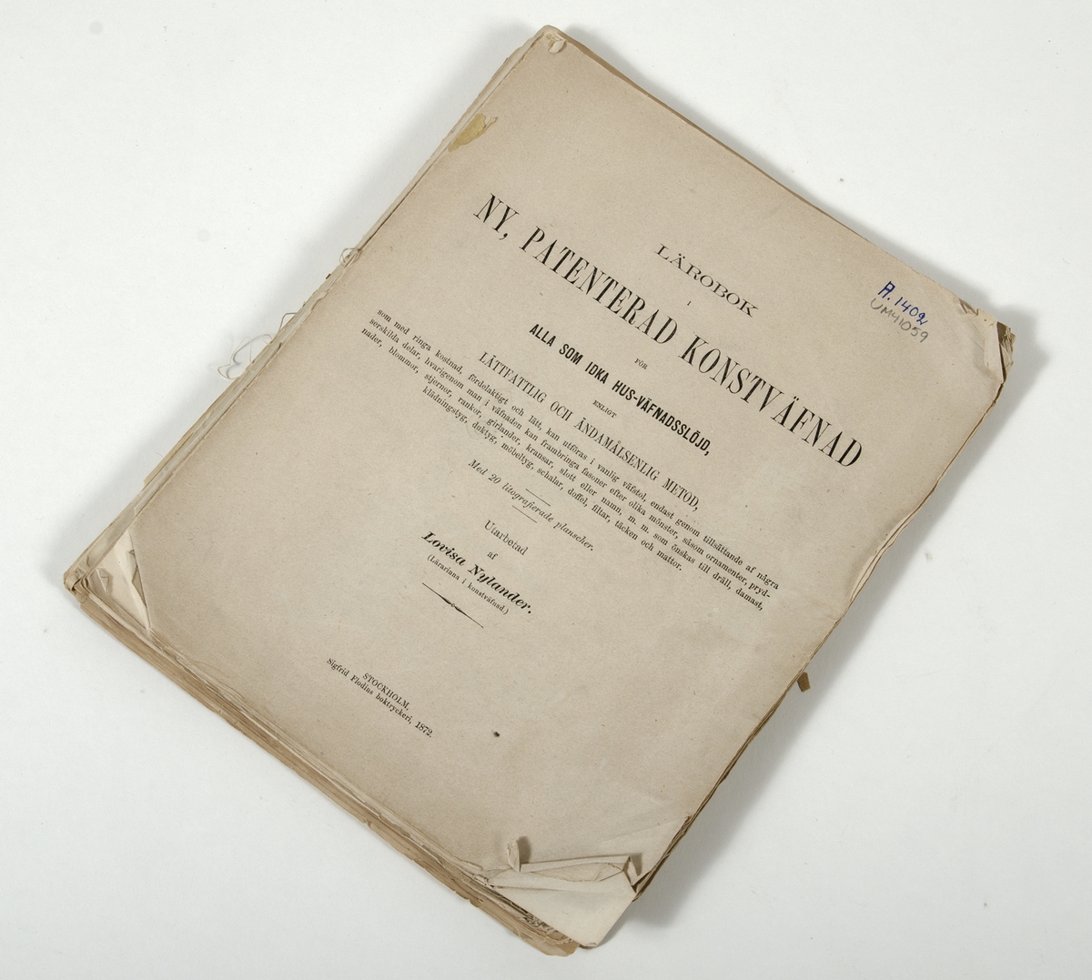 Vävbok. På bokens försättsblad står "LÄROBOK I NY, PATENTERAD KONSTVÄFNAD FÖR ALLA SOM IDKA HUS-VÄFNADSSLÖJD, [...] Utarbetad af Lovisa Nylander. (Lärarinna i konstväfnad.), STOCKHOLM, Sigfrid Flodins boktryckeri, 1872."
Boken är märkt "A.1402".

Vävboken saknar bokpärmar. Sidbladen är delvis lösa och hörnen är skadade.