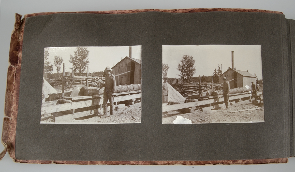 Fotoalbum i papper. På framsidan en rödbrun och grön ton med ett föreställande motiv av en räv, träd och en gård. Fotografierna.....