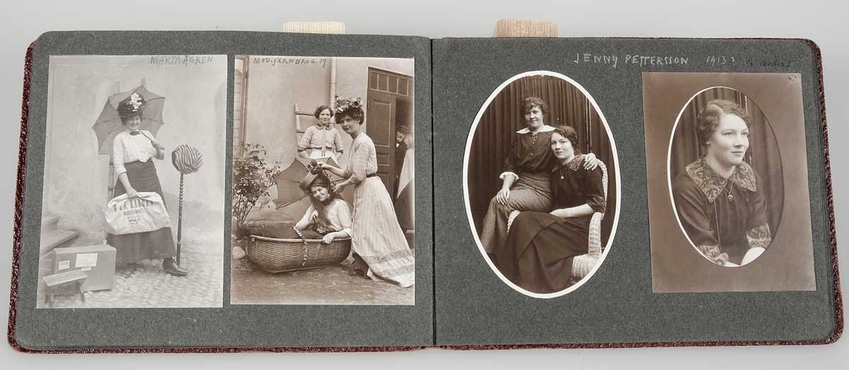 Rött album innehållande småbilder, bl.a. föreställande systrarna Alma och Elin Laurén, deras hem och ateljé på Järnbrogatan, modister som arbetade i systrarnas ateljé och flera motiv med systrarna eller modister iförda olika hattkreationer. Bilder även från Almunge och Alsike.