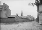 S:t Olofsgatan - Dragarbrunnsgatan i Uppsala 1901 - 1902 med Upsala Bayerska Bryggeri AB