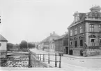 Fyrisån och Östra Ågatan mot norr från Dombron i Uppsala 1901 - 1902