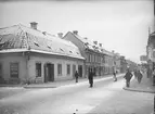 Kungsängsgatan söderut från Bredgränd, Dragarbrunn, Uppsala 1901 - 1902