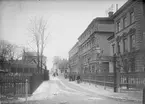 S:t Johannesgatan mot sydväst från Västra Strandgatan, Fjärdingen, Uppsala 1901 - 1902