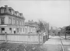 Järnvägsövergången vid Vaksalagatan, kvarteret Siv, Uppsala 1901 - 1902