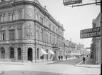 Drottninggatan mot öster från Trädgårdsgatan, Fjärdingen, Uppsala 1901 - 1902