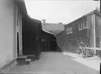 Gårdsinteriör, Klostergatan 4, kvarteret Klostret, Dragarbrunn, Uppsala 1908