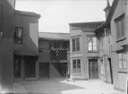 Gårdsinteriör, Dragarbrunnsgatan 33, kvarteret Kransen, Dragarbrunn, Uppsala 1908