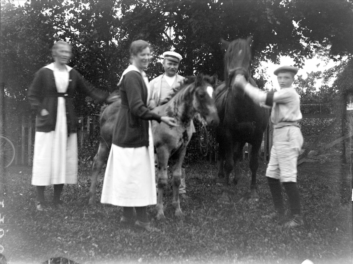 "Vallinder med flickor o hästar på gården", Vallby, Torstuna socken, Uppland 1919