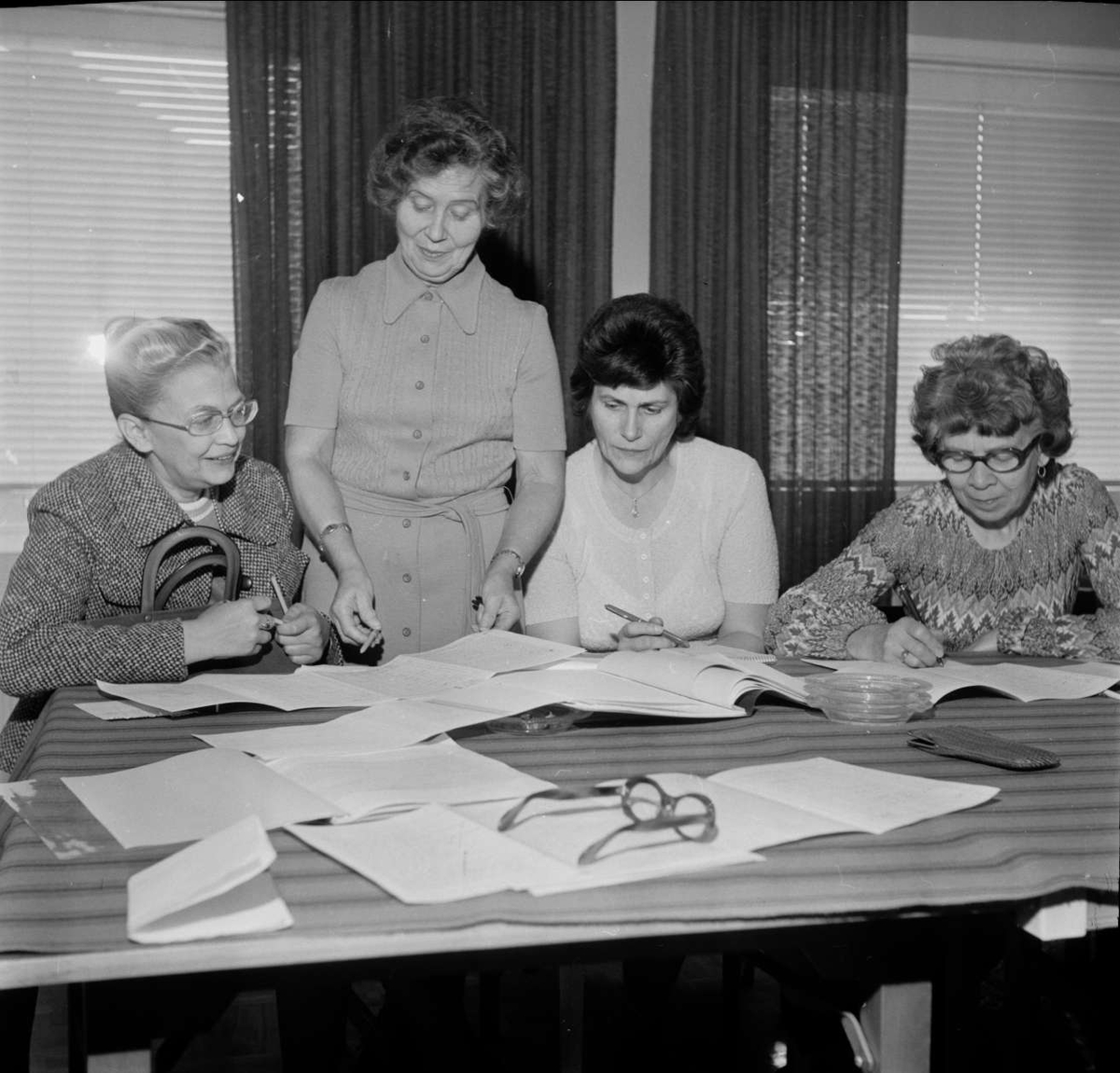 Kvinnoklubb har kurs på Gäst i Tierp, Uppland oktober 1972