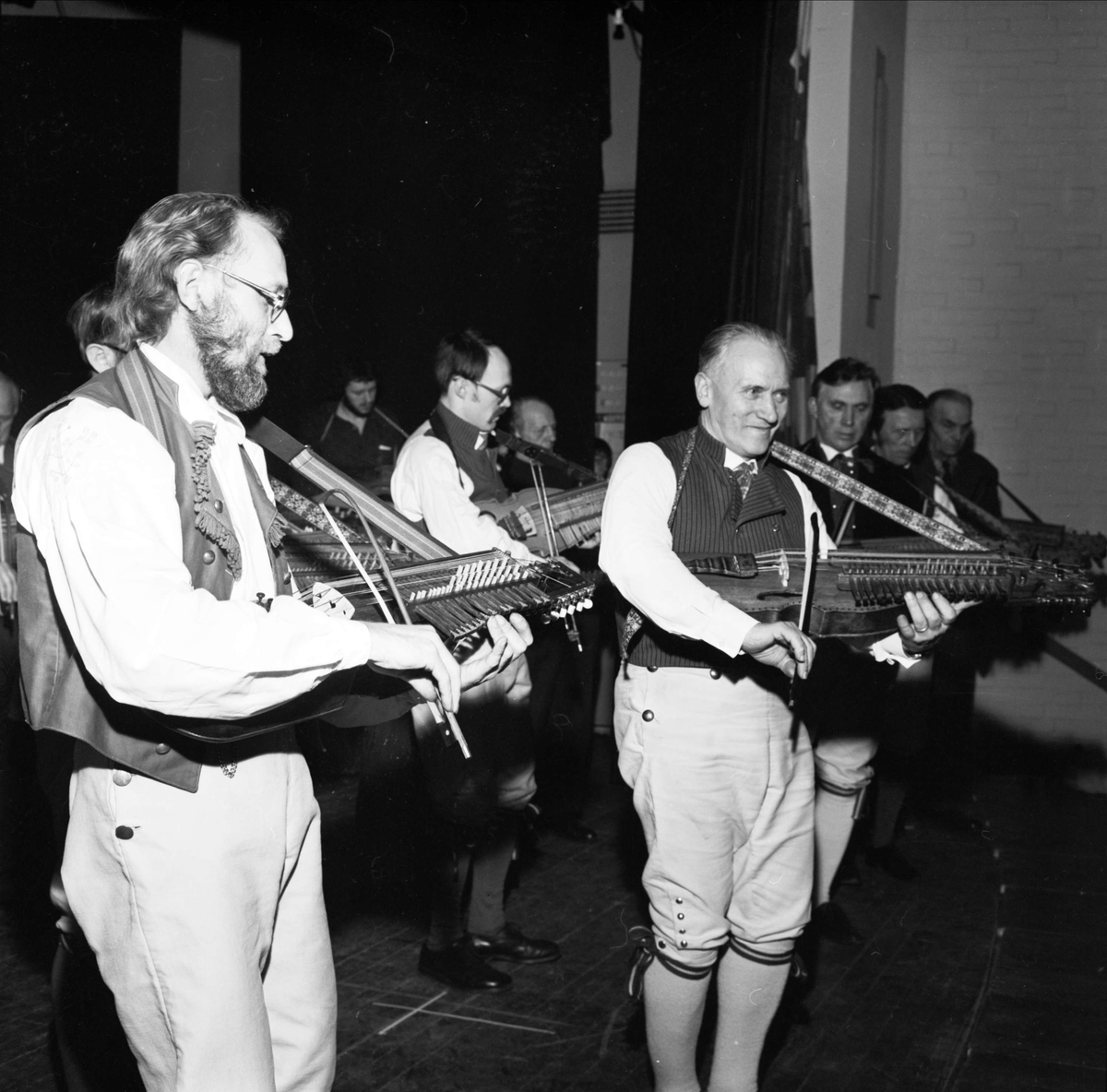 Spelmännen Hans Gille och Eric Sahlström, Nyckelharpans dag i Tierp, Uppland 1973