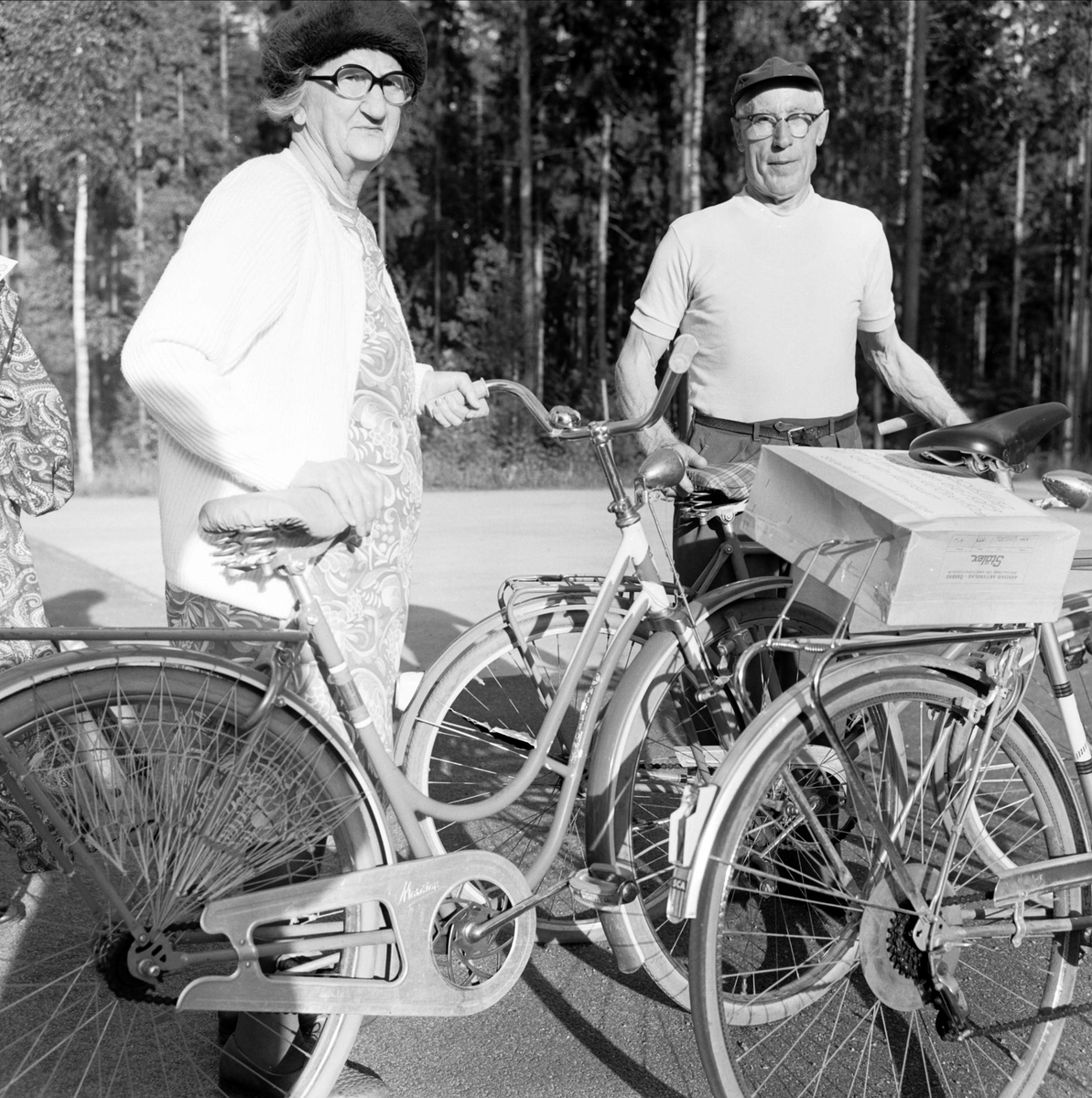 Cyklister i Söderfors, Uppland juni 1973