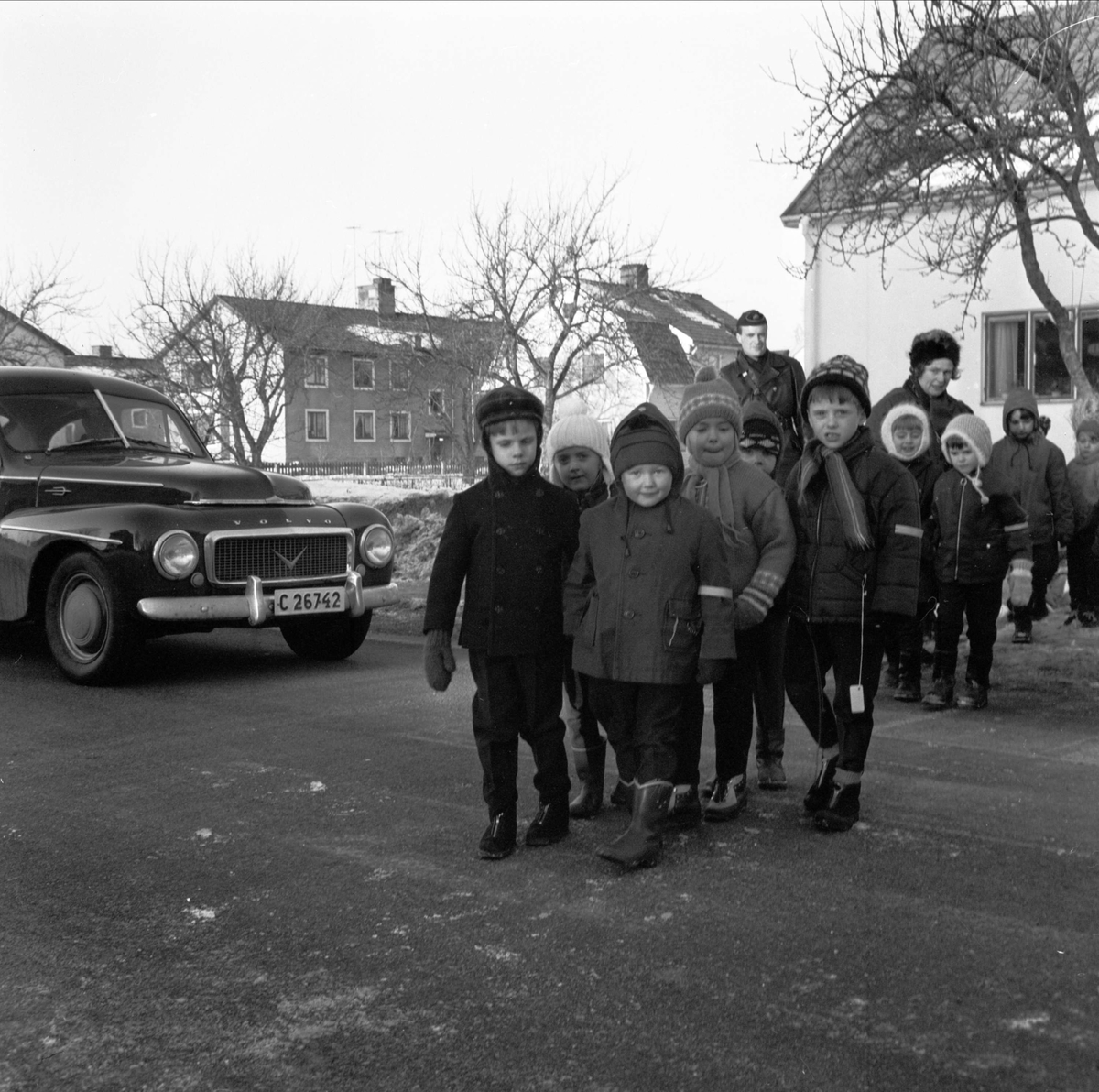 Poliskonstapel Henry Hedenström med barn i Medborgarskolans trafiklekskola