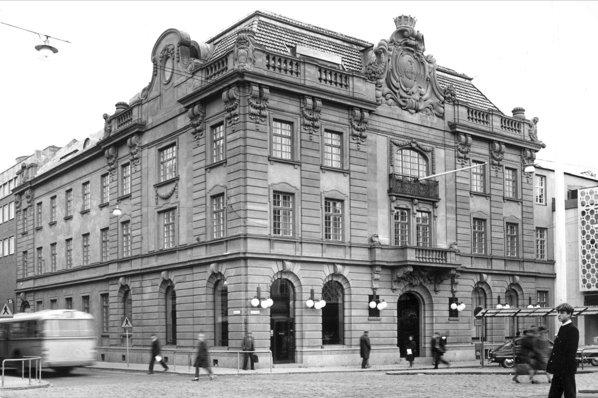 Uplands Enskilda Bank i vid Stora Torget, kvarteret Lejonet, Uppsala 1965