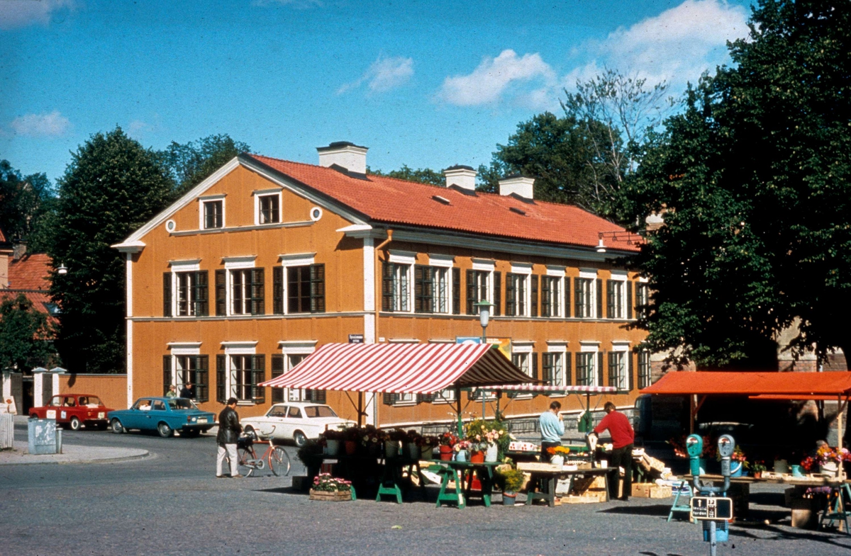 Torghandel på S:t Eriks torg, Uppsala 1973. I bakgrunden Walmstedtska gården